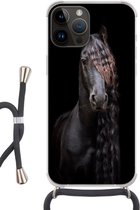 Geschikt voorApple Iphone 14 Pro Max - Crossbody Case - Paarden - Fries - Manen - Zwart - Dieren - Siliconen - Crossbody - Backcover met Koord - Telefoonhoesje met koord - Hoesje met touw