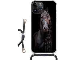 Telefoonhoesje Geschikt voorApple Iphone 14 Pro Max - Paarden - Fries - Manen - Zwart - Dieren - Siliconen - Crossbody - Backcover met Koord - Telefoonhoesje met koord - Hoesje met touw