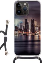 Geschikt voorApple Iphone 14 Pro - Crossbody Case - New York - Storm - Skyline - Siliconen - Crossbody - Backcover met Koord - Telefoonhoesje met koord - Hoesje met touw