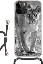 Geschikt voorApple Iphone 14 Pro Max - Crossbody Case - Leeuw - Zwart - Wit - Siliconen - Crossbody - Backcover met Koord - Telefoonhoesje met koord - Hoesje met touw