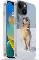 Apple iPhone 14 - Softcase hoesje - Rennend fjord paard in de sneeuw - Siliconen Telefoonhoesje