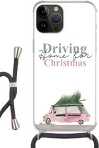 Geschikt voorApple Iphone 14 Pro Max - Crossbody Case - Kerst - Driving home for Christmas - Auto - Quotes - Spreuken - Siliconen - Crossbody - Backcover met Koord - Telefoonhoesje met koord - Hoesje met touw