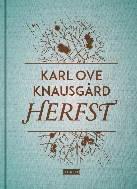 Boek 'Herfst' van Karl Ove Knausgård met een afbeelding van een boomtak met kastanjes op een blauwgroene kaft.