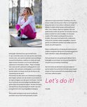 Vrouw in een roze outfit met witte hoodie en pet, zittend op een betonnen bank.