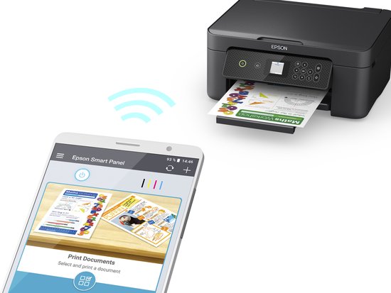 Een zwarte Epson printer print een kleurrijke kinderpagina. Een smartphone toont de Epson Smart Panel app.