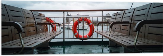 WallClassics - Acrylglas - Bankjes op Boot - 120x40 cm Foto op Acrylglas (Met Ophangsysteem)