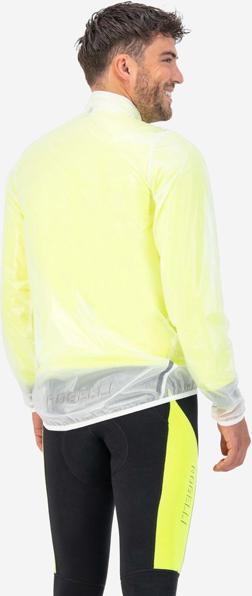 Man op een racefiets, rugzijde in een felgele fietsregenjas en zwarte fietsbroek met gele accenten.