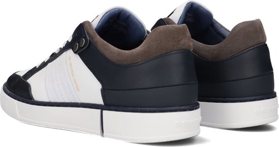 Zijkant van twee witte sneakers met marineblauwe en bruine suède accenten, met 'G-STAR RAW' op de zijkant.