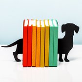 Zwarte teckel boekensteun met een rij boeken in felle kleuren: rood, oranje, geel, groen.