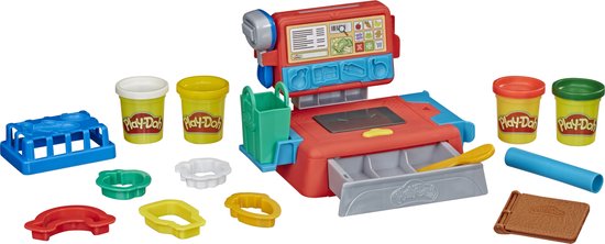 Speelgoedkassa met bakvormen, Play-Doh potjes, een blauw mandje, een rol en bruine en groene vormen.