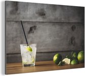 Wanddecoratie Metaal - Aluminium Schilderij Industrieel - Mojito-cocktail met limoen en munt op een houten achtergrond - 60x40 cm - Dibond - Foto op aluminium - Industriële muurdecoratie - Voor de woonkamer/slaapkamer