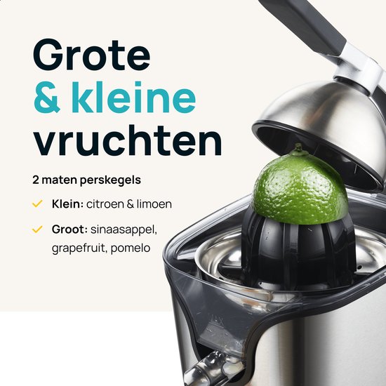 Een groene limoen wordt geperst in de zilverkleurige citruspers met zwarte perskegel. Tekst 'Grote & kleine vruchten'.