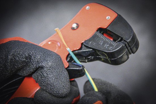 Rood-zwarte striptang met ontblote draden van een groen-gele kabel.