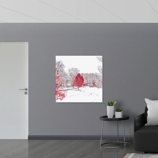 WallClassics - Drapeau - Arbre rouge dans la neige - Photo 100x100 cm sur drapeau polyester