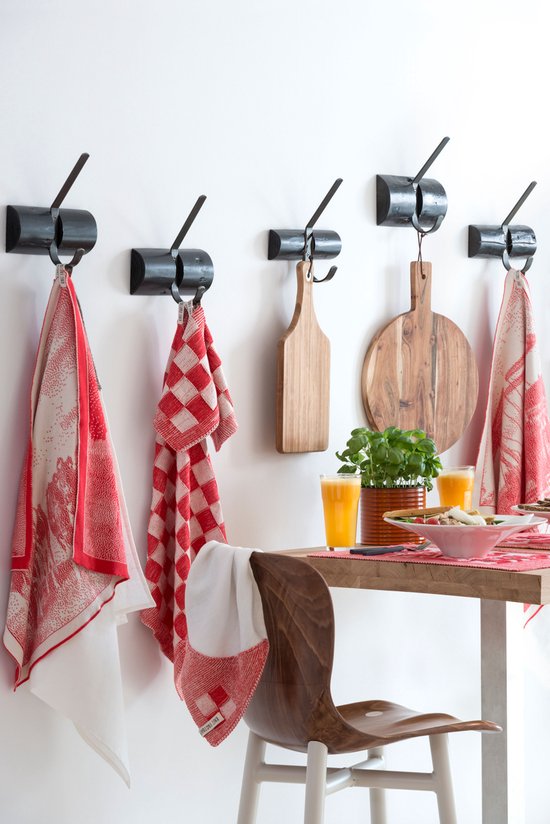 Rood-witte keukenhanddoeken met landelijke print en ruitenpatroon, hangend aan haken.