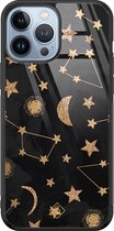 Casimoda® hoesje - Geschikt voor iPhone 13 Pro Max - Counting The Stars - Luxe Hard Case Zwart - Backcover telefoonhoesje - Goudkleurig