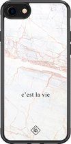 Casimoda® hoesje - Geschikt voor iPhone SE (2020) - C'est La Vie - Luxe Hard Case Zwart - Backcover telefoonhoesje - Bruin/beige