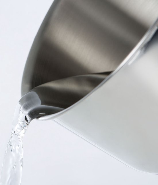 Water wordt uit een roestvrijstalen pan gegoten, close-up van de schenktuit.