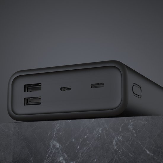 Zwarte Phreeze powerbank met 2 USB-A en 1 USB-C poort, close-up.