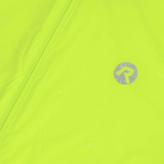 Close-up van fluo-gele stof met waterdruppels en een rond grijs logo met een pijl.