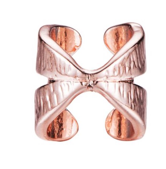 Rosegoudkleurige, dikke ear cuff met gekruiste banden en een geborsteld oppervlak.