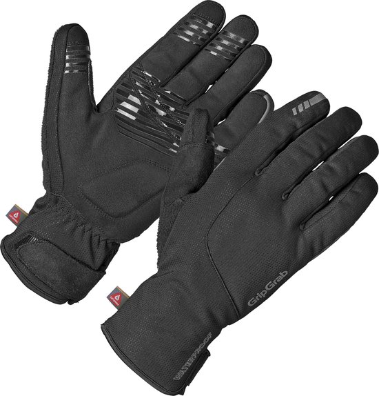 Een paar zwarte winterfietshandschoenen met de tekst "WATERPROOF" en "GripGrab", en reflecterende strepen op de vingers.
