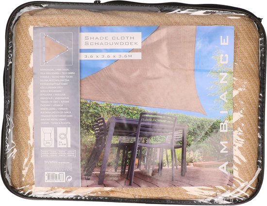 Een beige driehoekig schaduwdoek is opgevouwen in een doorzichtige draagtas met label 'Shade Cloth - Schaduwdoek - 3.6 x 3.6 x 3.6M'.