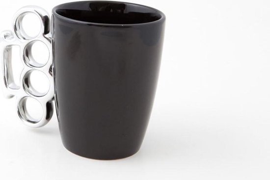 Tasse noire avec une poignée chromée en forme de poing américain.