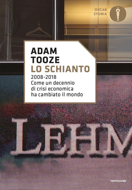 Couverture de livre avec le texte "ADAM TOOZE LO SCHIANTO 2008-2018 Come un decennio di crisi economica ha cambiato il mondo" sur un fond du mot "LEHMAN".