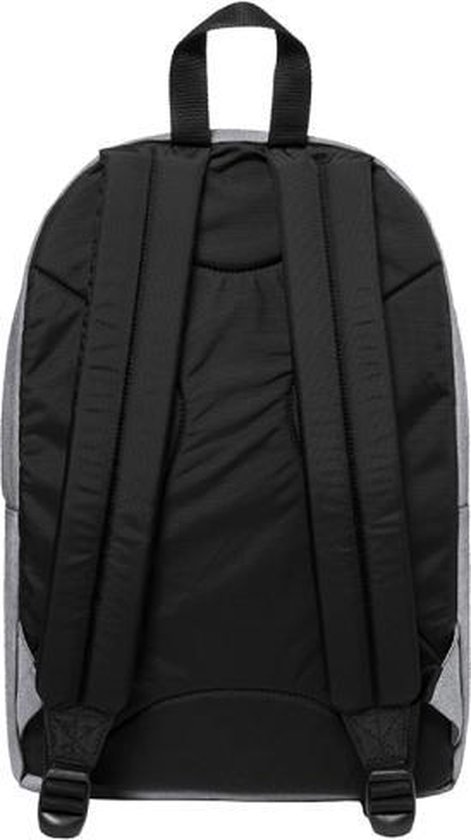 Achterkant van een grijze Eastpak rugzak met twee zwarte schouderbanden en een handvat.