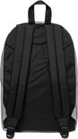 Achterkant van een grijze Eastpak rugzak met twee zwarte schouderbanden en een handvat.