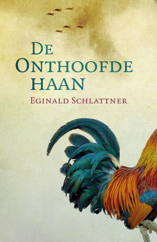 Boekcover met de titel "De onthoofde haan". Op de voorgrond een haan met kleurrijke staartveren. Op de achtergrond rook en vliegtuigen.