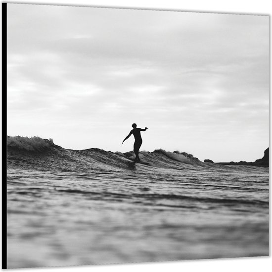 Dibond –Zwart - Wit Golven met Surfer-50x50 Foto op Aluminium (Wanddecoratie van metaal)
