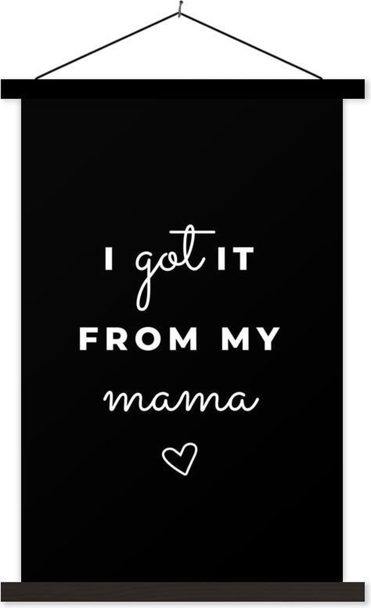 Ideaal geschenk voor Moederdag – I got it from my mama – zwart textielposter schoolplaat 120x180 cm - Foto print op textielposter (wanddecoratie woonkamer/slaapkamer) XXL / Groot formaat!