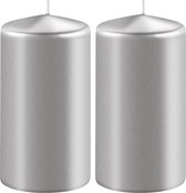 2x Metallic zilveren cilinderkaarsen/stompkaarsen 6 x 8 cm 27 branduren - Geurloze kaarsen metallic zilver - Woondecoraties