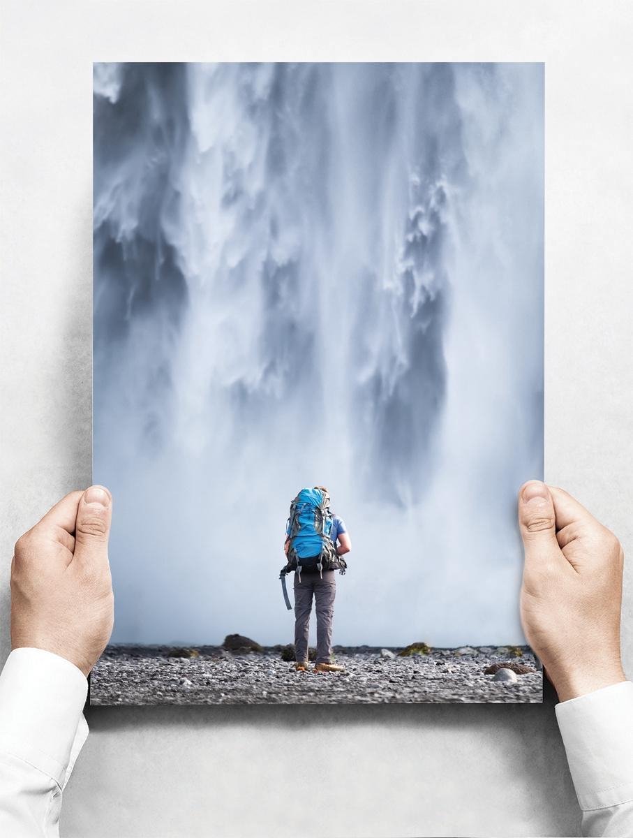 Wandbord: Backpack traveller bij een geiser in Ijsland - 30 x 42 cm