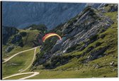 Dibond –Parachute Tussen de Bergen– 150x100 Foto op Aluminium (Wanddecoratie van metaal)