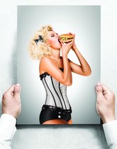 Wandbord: Retro pinup model eet een hamburger - 30 x 42 cm