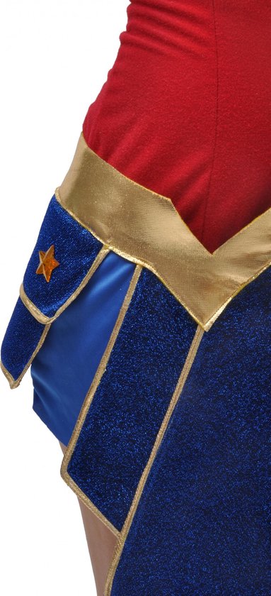 Detail van Wonder Woman kostuum: blauwe rok met gouden rand en een ster.