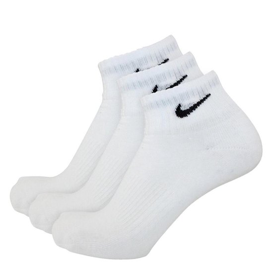 Drie witte Nike enkelsokken met zwart Nike logo.
