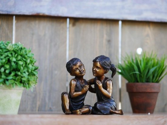 Statue de jardin - statue en bronze - Couple d'enfant souriant - Bronzartes - hauteur 13 cm