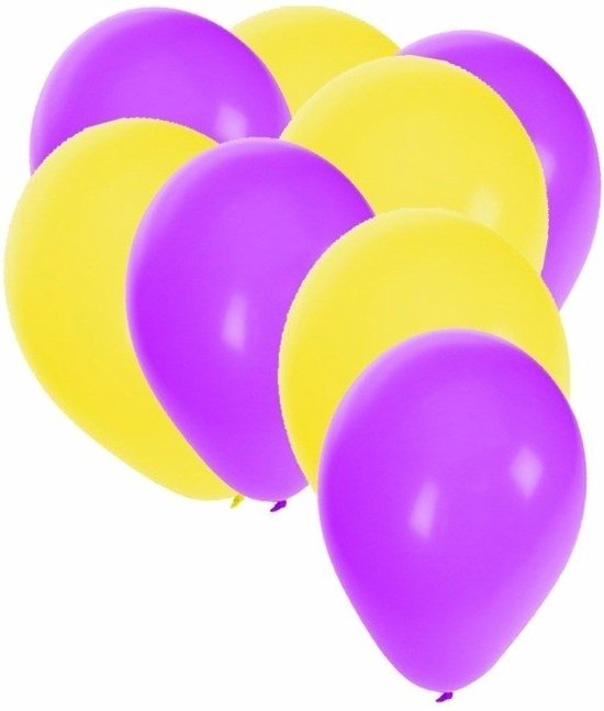 Een tros paarse en gele ballonnen tegen een witte achtergrond.