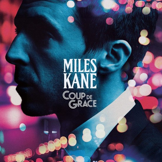 Albumhoes Coup de Grace met een blauw verlicht zijprofiel van Miles Kane voor een achtergrond met bokeh-lichteffecten.