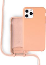 Coverzs Silicone case met koord - Telefoonhoesje met koord - Backcover hoesje met koord - touwtje - geschikt voor Apple iPhone 12 Pro Max - oranje + glazen Screen Protector