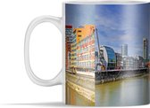 Mok - De MedienHafen in Düsseldorf met gekleurde en moderne gebouwen - 350 ml - Beker