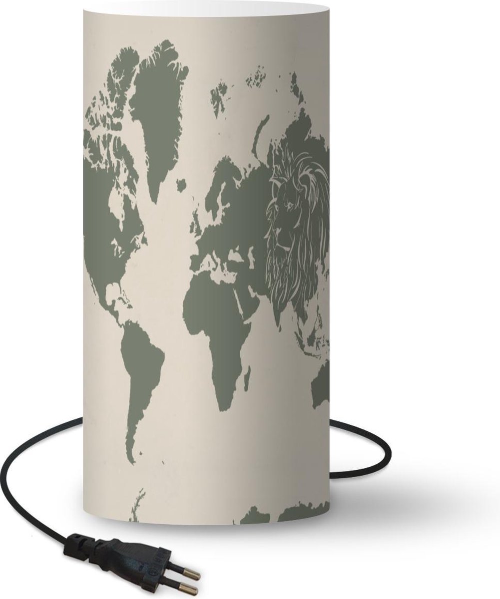 Lamp - Nachtlampje - Tafellamp slaapkamer - Wereldkaart - Dieren - Leeuw - 33 cm hoog - Ø15.9 cm - Inclusief LED lamp