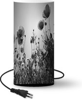 Lamp - Felle zon boven een aantal klaprozen in Spanje - zwart wit - 33 cm hoog - Ø16 cm - Inclusief LED lamp