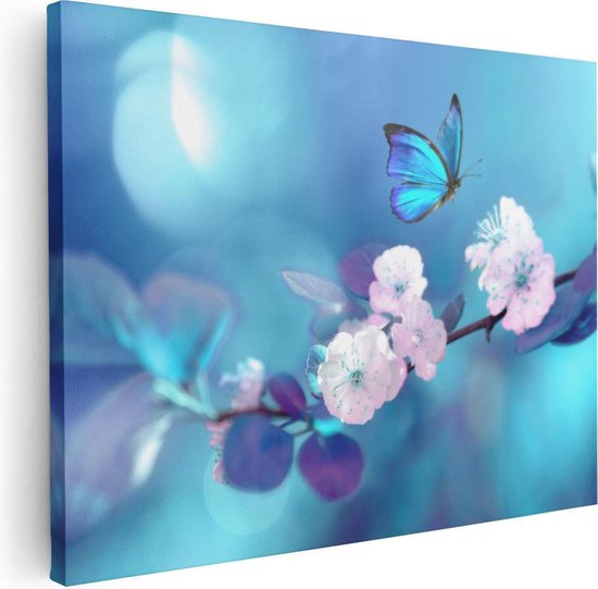 Canvas print van een blauwe vlinder boven roze bloesems, zacht getinte achtergrond met bokeh.