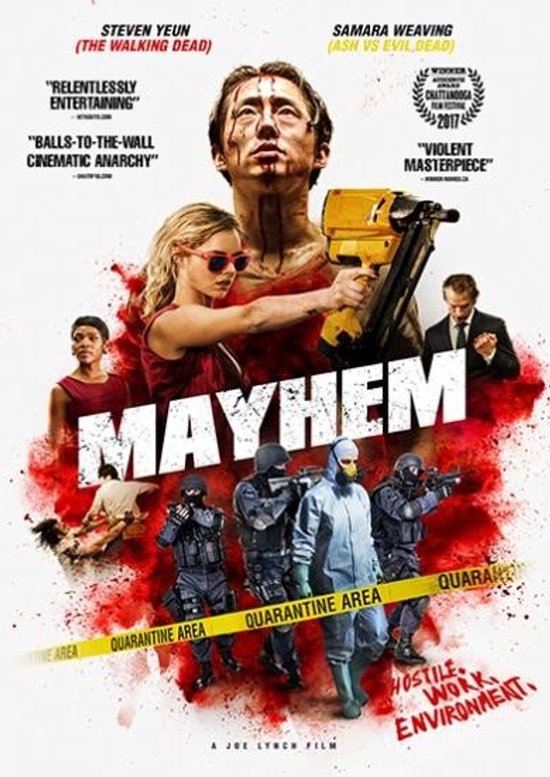 Filmaffiche Mayhem met een man met spijkerpistool en bloed, omringd door mensen in kogelvrije vesten en gele linten 'QUARANTINE AREA'.