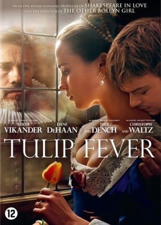 Filmcover Tulip Fever: vrouw met tulp, met op de achtergrond een man door een raam. Ze draagt een blauwe jurk en parelketting.